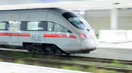 Ein Stellwerkbrand sorgt für Beeinträchtigungen im Zugverkehr. (Archivbild) / Foto: Julian Stratenschulte/dpa