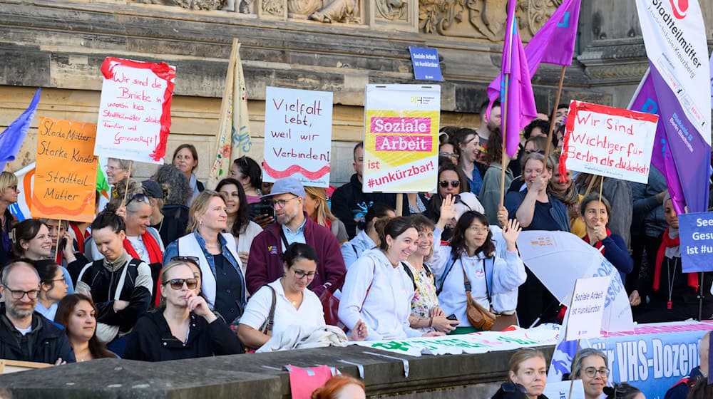 Gegen Kürzungen im Sozialbereich gab es während der Debatte lautstarken Protest vor dem Landesparlament.  / Foto: Bernd von Jutrczenka/dpa