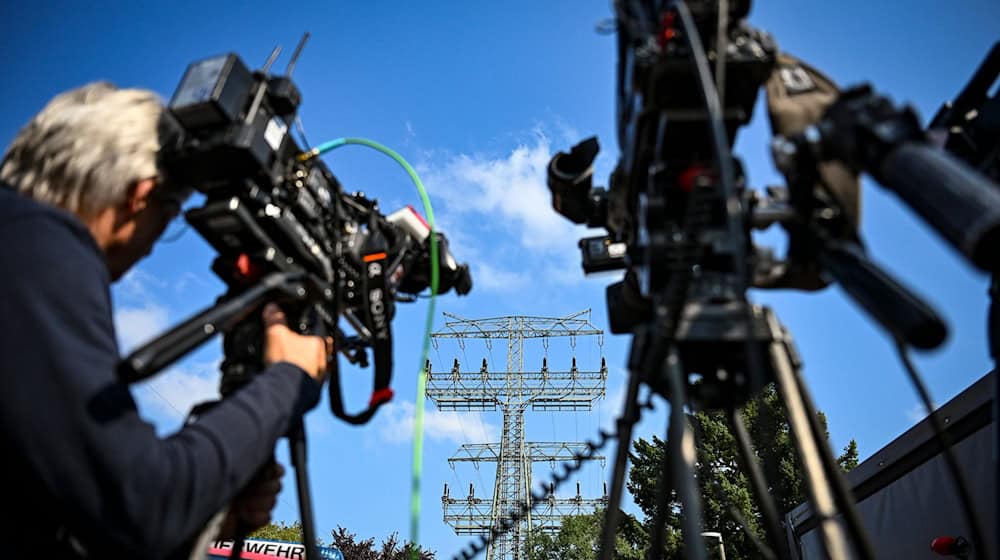 Grund für den stundenlangen Stromausfall ist ein Brandanschlag auf Strommasten und Kabel. / Foto: Jens Kalaene/dpa