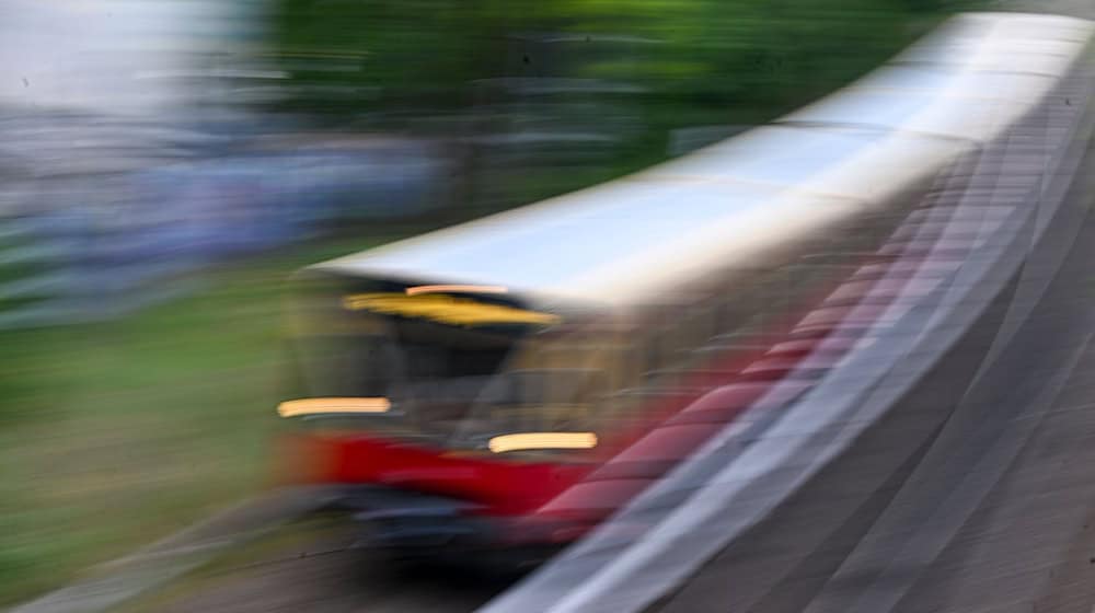 Ein Stromausfall im Südosten Berlins legt den Nahverkehr teilweise lahm. (Symbolbild) / Foto: Jens Kalaene/dpa
