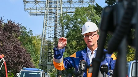 Der Geschäftsführer von Stromnetz Berlin, Erik Landeck, geht davon aus, dass am Donnerstagabend alle Haushalte wieder Strom haben werden. / Foto: Jens Kalaene/dpa