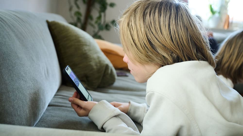 Ein großer Teil der Jugendlichen will laut einer Studie soziale Medien im Internet weniger nutzen - schafft es aber nicht. (Symbolbild) / Foto: Annette Riedl/dpa