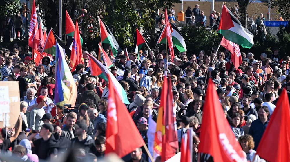 Tausende haben sich in Berlin für eine Demonstration gegen den Gazakrieg versammelt. / Foto: Annette Riedl/dpa