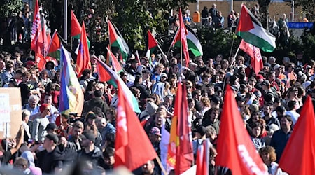 Tausende haben sich in Berlin für eine Demonstration gegen den Gazakrieg versammelt. / Foto: Annette Riedl/dpa