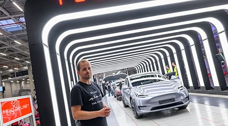 Der Werksleiter von US-Elektroautobauer Tesla in Grünheide, André Thierig, äußert sich zur Absatzlage der Fabrik (Archivbild). / Foto: Patrick Pleul/dpa