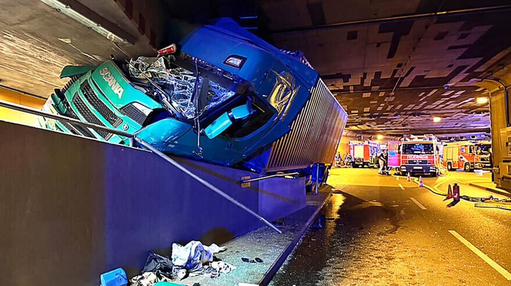 Der Fahrer wurde bei dem schweren Unfall verletzt. / Foto: -/Feuerwehr Berlin/dpa