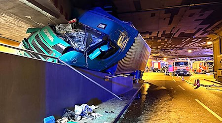 Der Fahrer wurde bei dem schweren Unfall verletzt. / Foto: -/Feuerwehr Berlin/dpa