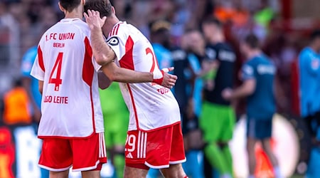  Diogo Leite (l) und Lucas Tousart werden in der aktuellen Saison nicht mehr gemeinsam im Union-Trikot auflaufen / Foto: Andreas Gora/dpa