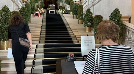 Verstorbene Ehrenmitglieder des Burgtheaters werden traditionell mit großer Geste verabschiedet. / Foto: Matthias Röder/dpa