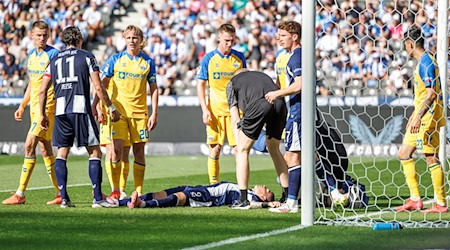 Der Herthaner Dawid Kownacki (m, liegend) konnte schon wieder individuell trainieren. / Foto: Andreas Gora/dpa