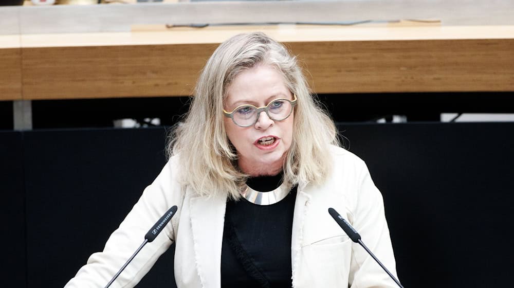 Umwelt- und Klimaschutzsenatorin Ute Bonde (CDU) sieht noch Klärungsbedarf bei der Finanzierung der Maßnahmen, die von der Initiative BaumEntscheid gefordert werden.   / Foto: Carsten Koall/dpa