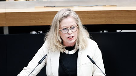 Umwelt- und Klimaschutzsenatorin Ute Bonde (CDU) sieht noch Klärungsbedarf bei der Finanzierung der Maßnahmen, die von der Initiative BaumEntscheid gefordert werden.   / Foto: Carsten Koall/dpa