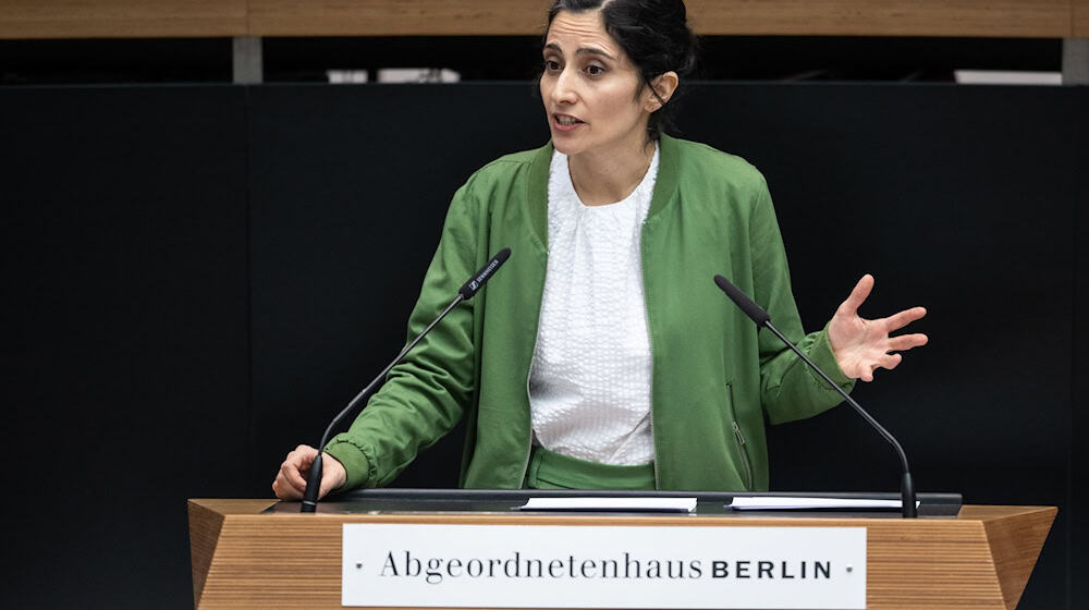 Abgeordnetenhaus-Vizepräsidentin Bahar Haghanipour (Grüne) räumt einen Fehler ein.  / Foto: Hannes P. Albert/dpa