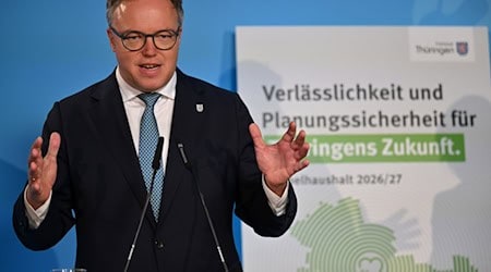 Thüringens Ministerpräsident Mario Voigt (CDU) sieht beim Ausbau der Verteidigungsfähigkeit Deutschlands in den ostdeutschen Ländern Potenziale. (Archivbild) / Foto: Martin Schutt/dpa