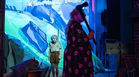 Bauernsohn Peer Gynt versucht mit seinen Fantasiegeschichten die Realität zu verdrängen. / Foto: Julian Röder/Volksbühne/dpa