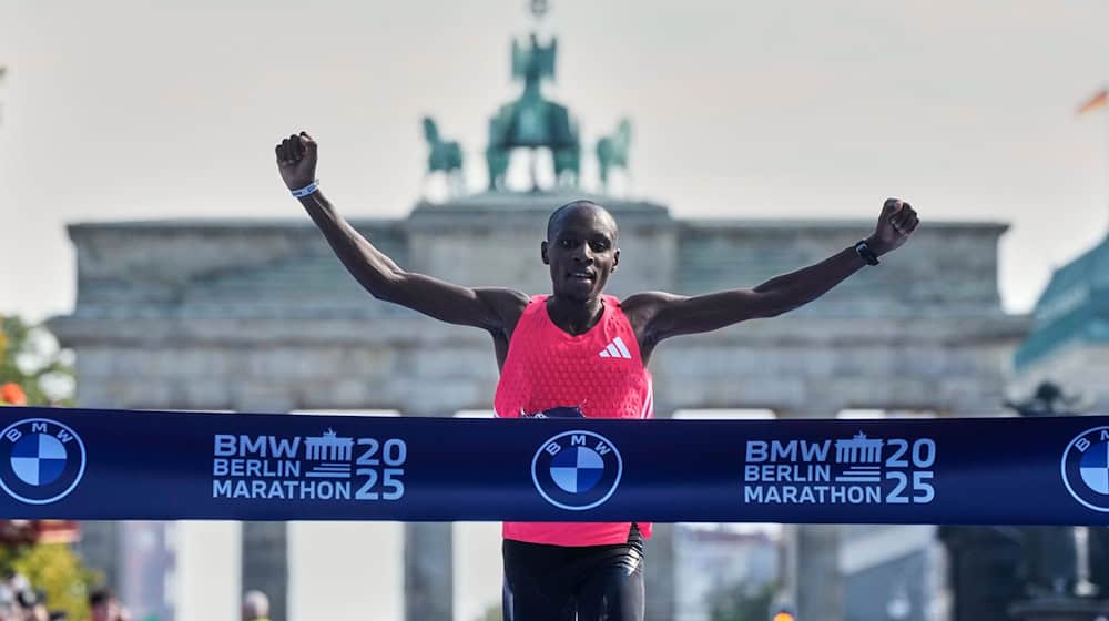 Sabastian Sawe siegte klar beim 51. Berlin-Marathon. / Foto: Markus Schreiber/AP/dpa