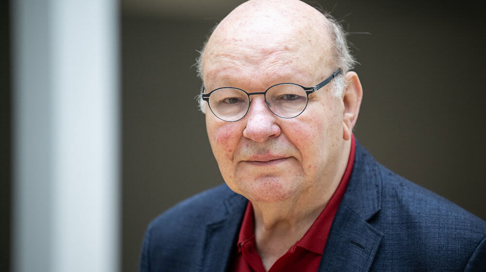 Walter Momper hält die Deutsche Einheit für einen Grund zum Feiern. (Archivbild)  / Foto: Hannes P. Albert/dpa