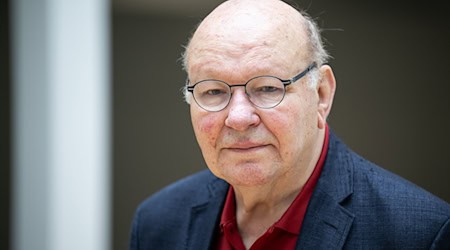 Walter Momper hält die Deutsche Einheit für einen Grund zum Feiern. (Archivbild)  / Foto: Hannes P. Albert/dpa