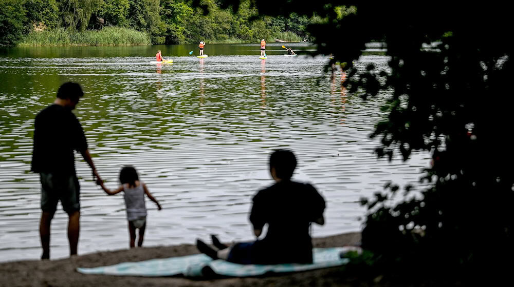 Nicht immer machte das Wetter in diesem Sommer Lust auf Baden. (Archivbild) / Foto: Britta Pedersen/dpa
