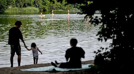 Nicht immer machte das Wetter in diesem Sommer Lust auf Baden. (Archivbild) / Foto: Britta Pedersen/dpa