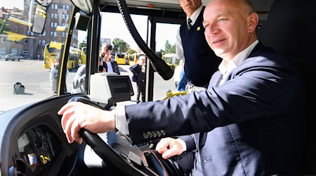 Kai Wegner nahm am Morgen am Steuer eines BVG-Busses Platz.  / Foto: Bernd von Jutrczenka/dpa