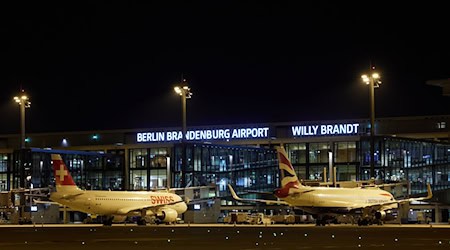 Zwischen Mitternacht und 5.00 Uhr ruht der reguläre Flugbetrieb am BER. (Archivbild) / Foto: Jörg Carstensen/dpa