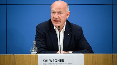Berlins Regierender Bürgermeister Kai Wegner (CDU) weist Kritik seines künftigen SPD-Konkurrenten zurück. / Foto: Bernd von Jutrczenka/dpa