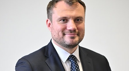 Brandenburgs Wirtschaftsminister Daniel Keller (SPD) wirbt mit einer neuen Kampagne für Zuzüge aus Westdeutschland. (Archivbild) / Foto: Sebastian Christoph Gollnow/dpa