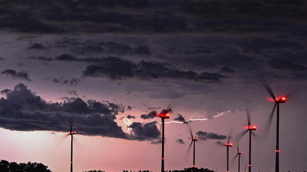 Die Windräder sollen nur blinken, wenn ein Flugzeug in der Nähe ist. (Symbolbild) / Foto: Patrick Pleul/dpa