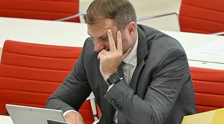 Brandenburgs Wirtschaftsminister Daniel Keller (SPD) hofft auf weitere Großansiedlungen in Brandenburg. (Archivbild) / Foto: Britta Pedersen/dpa