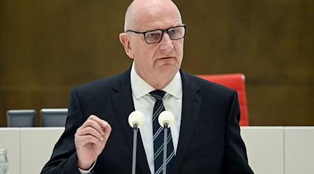 Brandenburgs Ministerpräsident Dietmar Woidke (SPD) hält eine stärkere inhaltliche Auseinandersetzung mit der AfD für nötig (Archivbild).  / Foto: Britta Pedersen/dpa
