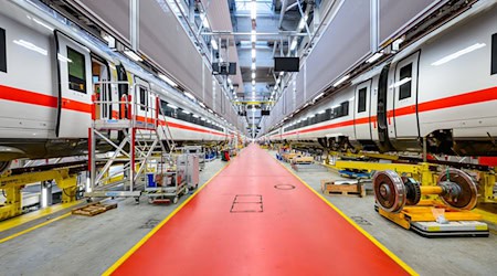 Die Deutsche Bahn betreibt in Cottbus ein Instandhaltungswerk für ICE. (Archivbild) / Foto: Patrick Pleul/dpa