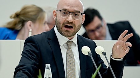Brandenburgs Innenminister René Wilke sagte in der Debatte, die Herausforderungen der Integration seien größer als anfangs geahnt. / Foto: Britta Pedersen/dpa