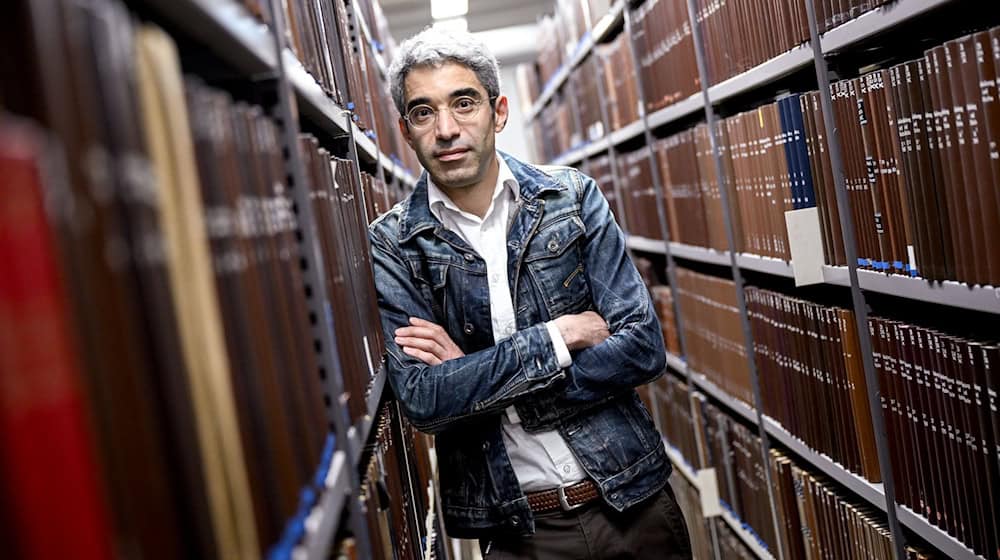 ZLB-Chef Jonas Fansa hofft, dass es für seine Bibliothek bald einen neuen Standort geben wird. (Archivbild) / Foto: Britta Pedersen/dpa