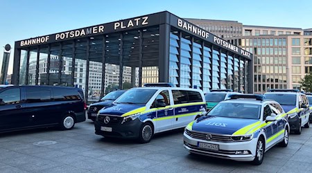 Der Zoll kontrollierte am Potsdamer Platz zahlreiche Betriebe. / Foto: Verena Schmitt-Roschmann/dpa