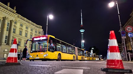 Tausende Menschen in Berlin-Mitte haben am späten Abend ihre Wohnungen wegen eines Kriegsmunitions-Funds in der Spree verlassen müssen. / Foto: Michael Ukas/dpa
