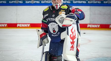 Goalie Jonas Stettmer konnte die Niederlage der Eisbären Berlin in Salzburg nicht verhindern. / Foto: Soeren Stache/dpa