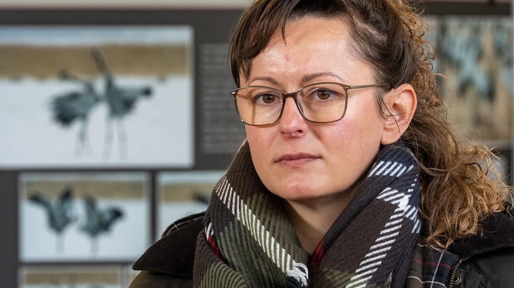 Agrarministerin Hanka Mittelstädt (SPD) lobt den Zusammenhalt der Helfer im Linumer Teichland bei der Bergung toter Kraniche. / Foto: Sören Stache/dpa Agrarministerin Hanka Mittelstädt (SPD) lobt den Zusammenhalt der Helfer im Linumer Teichland bei der Bergung toter Kraniche. / Foto: Sören Stache/dpa
