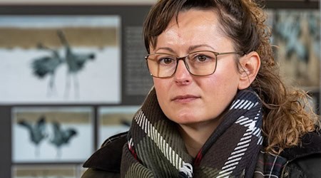 Agrarministerin Hanka Mittelstädt (SPD) lobt den Zusammenhalt der Helfer im Linumer Teichland bei der Bergung toter Kraniche. / Foto: Sören Stache/dpa Agrarministerin Hanka Mittelstädt (SPD) lobt den Zusammenhalt der Helfer im Linumer Teichland bei der Bergung toter Kraniche. / Foto: Sören Stache/dpa