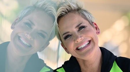 Moderatorin Inka Bause friert viel weniger, seit sie «Bauer sucht Frau» moderiert. (Archivfoto) / Foto: Hendrik Schmidt/dpa  Moderatorin Inka Bause friert viel weniger, seit sie «Bauer sucht Frau» moderiert. (Archivfoto) / Foto: Hendrik Schmidt/dpa