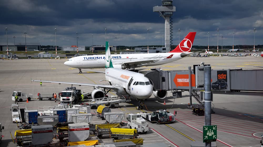 Trotz Verbots wurden am Hauptstadtflughafen BER schon mehrmals Drohnen gesichtet (Archivbild) / Foto: Bernd von Jutrczenka/dpa