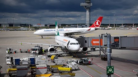 Trotz Verbots wurden am Hauptstadtflughafen BER schon mehrmals Drohnen gesichtet (Archivbild) / Foto: Bernd von Jutrczenka/dpa