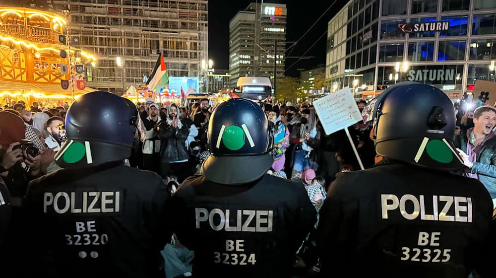 Am Donnerstag eskalierten in Berlin mehrere Proteste gegen das Vorgehen Israels.   / Foto: Sven Kaeuler/dpa