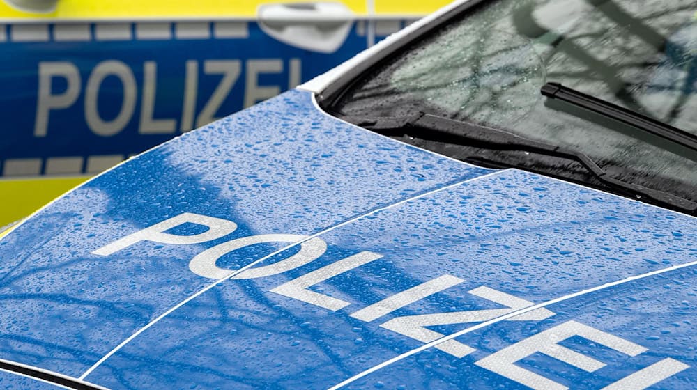 Die Polizei sperrt für einen Einsatz einen Abschnitt der A100. (Symbolbild) / Foto: Soeren Stache/dpa