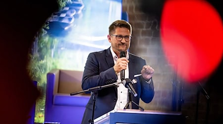 Der AfD-Landesvorsitzende René Springer macht Wahlkampf vor der Oberbürgermeisterwahl in Brandenburg an der Havel.  / Foto: Fabian Sommer/dpa Der AfD-Landesvorsitzende René Springer macht Wahlkampf vor der Oberbürgermeisterwahl in Brandenburg an der Havel.  / Foto: Fabian Sommer/dpa