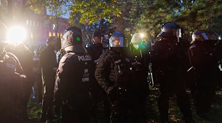 Polizisten stehen bei einer Kundgebung gegen Israel in Berlin-Mitte.  / Foto: Carsten Koall/dpa