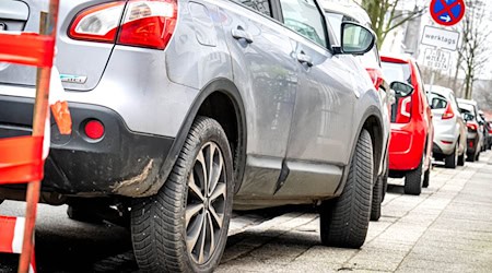 Ein Auto in der Bremer Innenstadt wurde aufgesetzt auf dem Gehweg abgestellt. Eine Aktion soll auf die Probleme dadurch aufmerksam machen. (Symbolbild)  / Foto: Sina Schuldt/dpa
