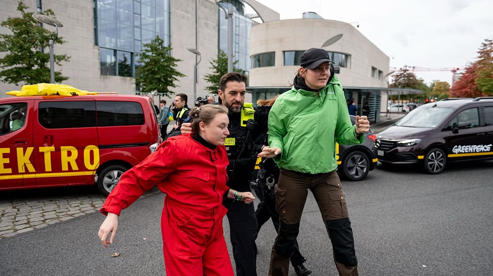 Greenpeace Aktivisten werden vor dem Kanzleramt von der Polizei abgeführt. / Foto: Fabian Sommer/dpa