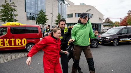 Greenpeace Aktivisten werden vor dem Kanzleramt von der Polizei abgeführt. / Foto: Fabian Sommer/dpa