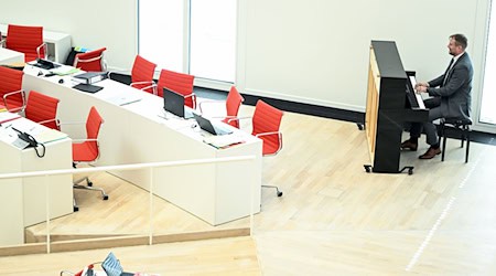 Brandenburgs Wirtschaftsminister Daniel Keller (SPD) spielt gern Filmmusik am Klavier. (Archivbild) / Foto: Britta Pedersen/dpa